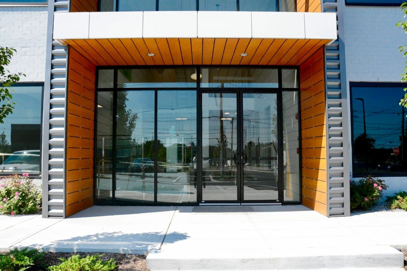 Ground-floor glazing — Curtain wall profiles application